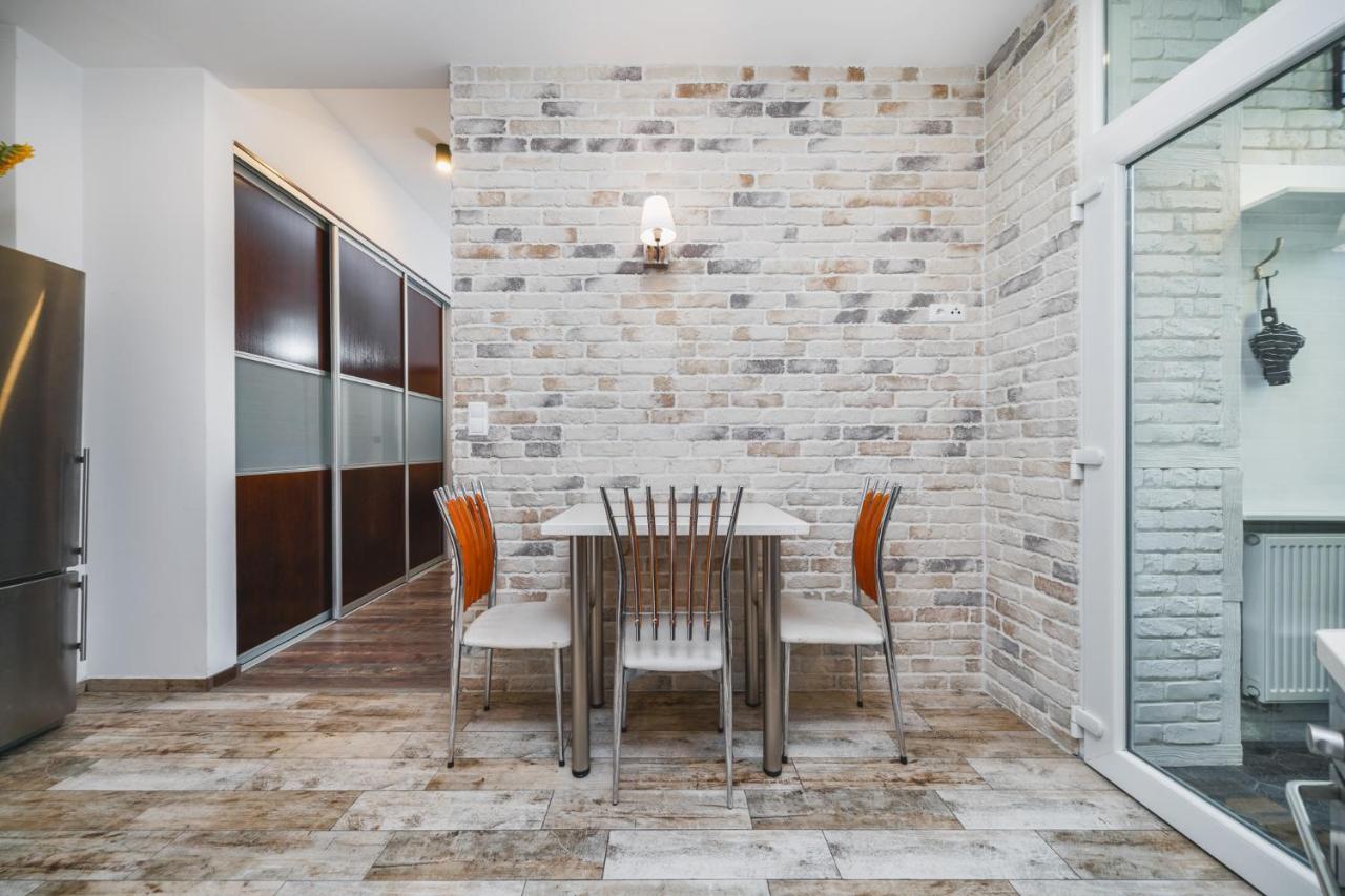 Riverside Center With Classic Vibes - By Upstairs Apartament